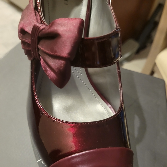 Tahari Dressy Polly Prune Color 4 inch heels 👠 in sz 8.5 - Picture 4 of 7